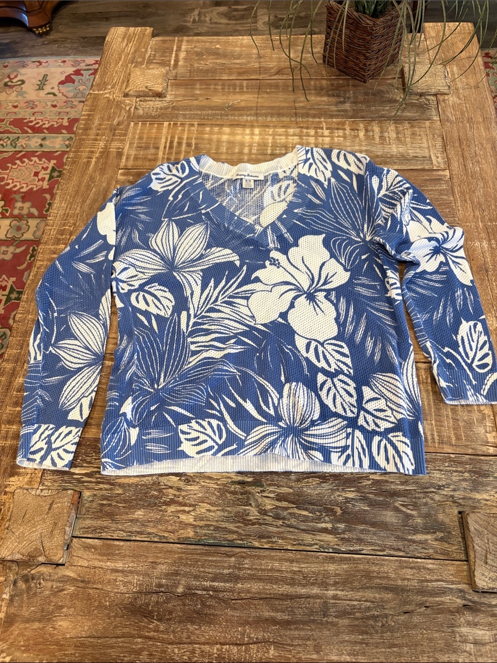 Tommy Bahama Blue White Tropical Floral Open Knit V-Neck Sweater Womens M